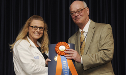 Image: Leigh Bragg, MD, receives the first-place award for poster presentations from Daniel Wilson, MD, PhD, dean of the UF College of Medicine – Jacksonville.